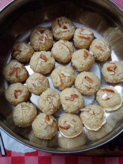 પનીર લાડુ (Paneer Ladoo Recipe In Gujarati) રેસીપી મુખ્ય ફોટો
