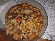 Una foto de guiso de salchichas
