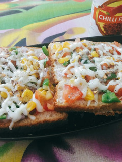 चीज़ ओपन सैंडविच (Cheese Open Sandwich recipe in Hindi) रेसिपी मुख्य फोटो