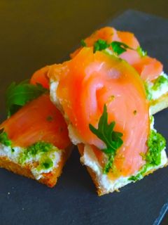 Foto di Bruschette con salmone affumicato ricotta e pesto alla menta