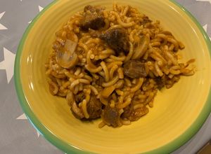 Una foto de Aguja de novilla guisada con fideos