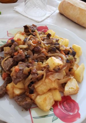 Una foto de Verduras a la mostaza y carne con papas doradas