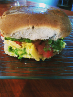 Una foto de Sándwich de palta huevo y tomate