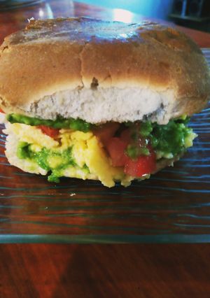 Una foto de Sándwich de palta huevo y tomate
