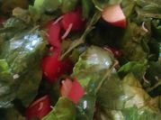 Una foto de ensalada espinacas con manzana