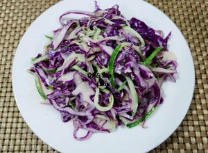 Hình của món Salad dưa leo, bắp cải tím trộn sốt mè rang.