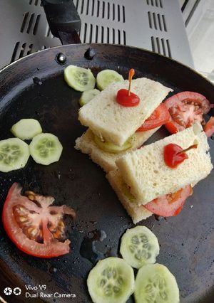 A picture of Instant and quick cucumber tomato sandwich.