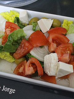 Una foto de Ensalada con queso en porciones