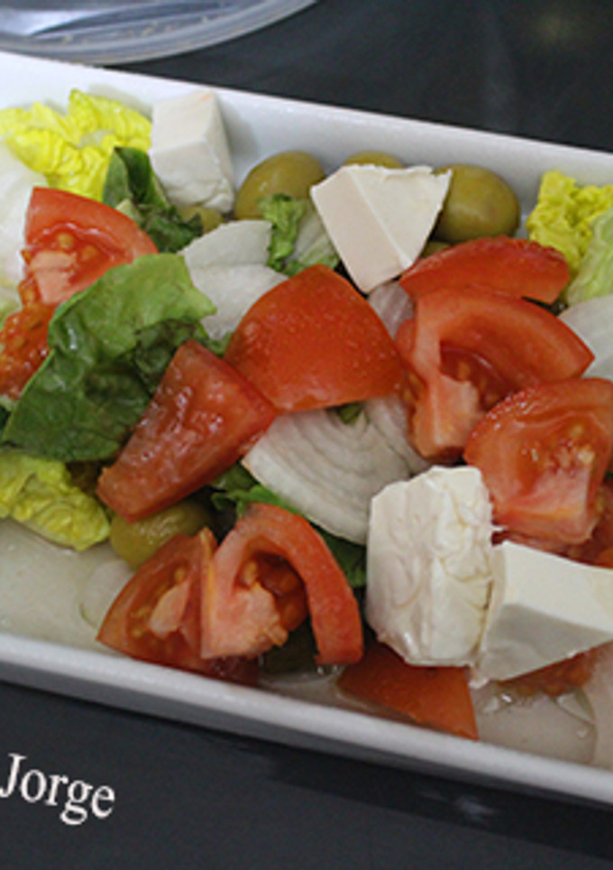 Una foto de Ensalada con queso en porciones