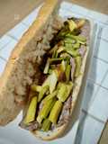 Bocadillo de carne de caballo con ajos tiernos y ajoaceite