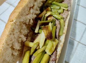 Una foto de Bocadillo de carne de caballo con ajos tiernos y ajoaceite