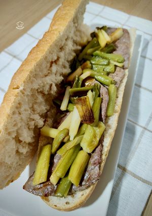 Una foto de Bocadillo de carne de caballo con ajos tiernos y ajoaceite