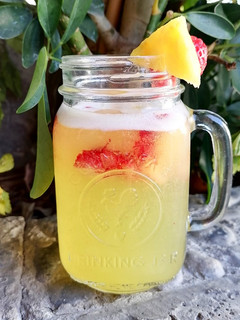 Una foto de Agua de piña con fresas 🍍🍓
