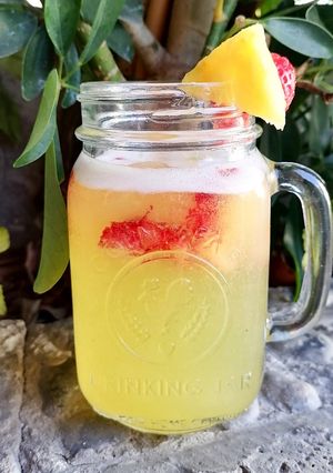 Una foto de Agua de piña con fresas 🍍🍓