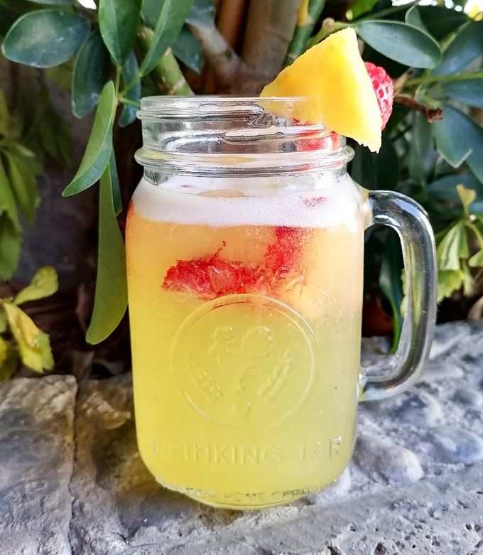 Una foto de Agua de piña con fresas 🍍🍓