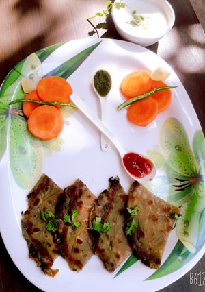 लेफ्टओवर पालक के पराठे (palak paratha recipe in hindi) रेसिपी मुख्य फोटो
