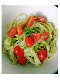 Una foto de Pasta con salsa de aguacate 🥑