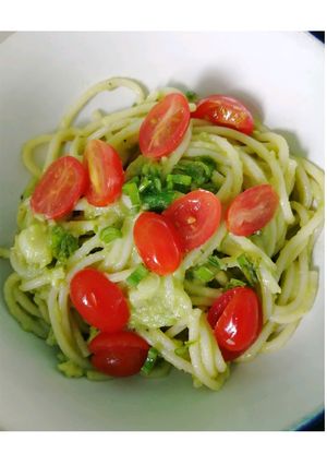 Una foto de Pasta con salsa de aguacate 🥑