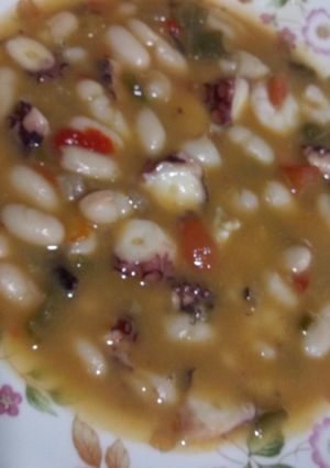 Una foto de Alubias con pulpo y gambas