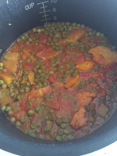 Una foto de Patata guisada con merluza y atún lata
