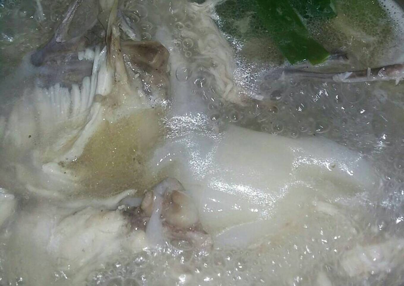 Kuah sup untuk pangsit rebus