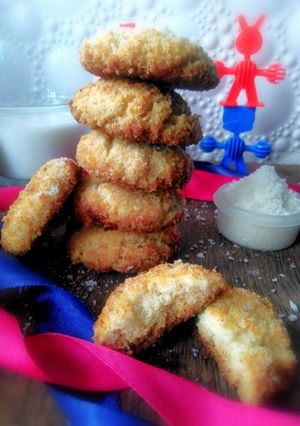 कोकोनट कुकीज़ (coconut cookies recipe in Hindi) रेसिपी मुख्य फोटो