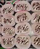 Malvaviscos o marshmallows con topping de chocolate