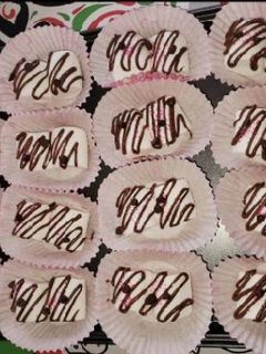 Una foto de Malvaviscos o marshmallows con topping de chocolate