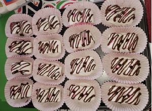 Una foto de Malvaviscos o marshmallows con topping de chocolate