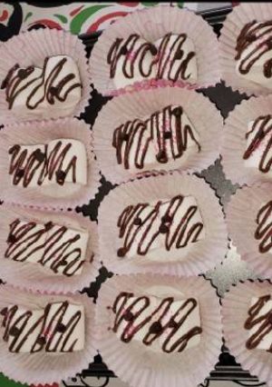 Una foto de Malvaviscos o marshmallows con topping de chocolate