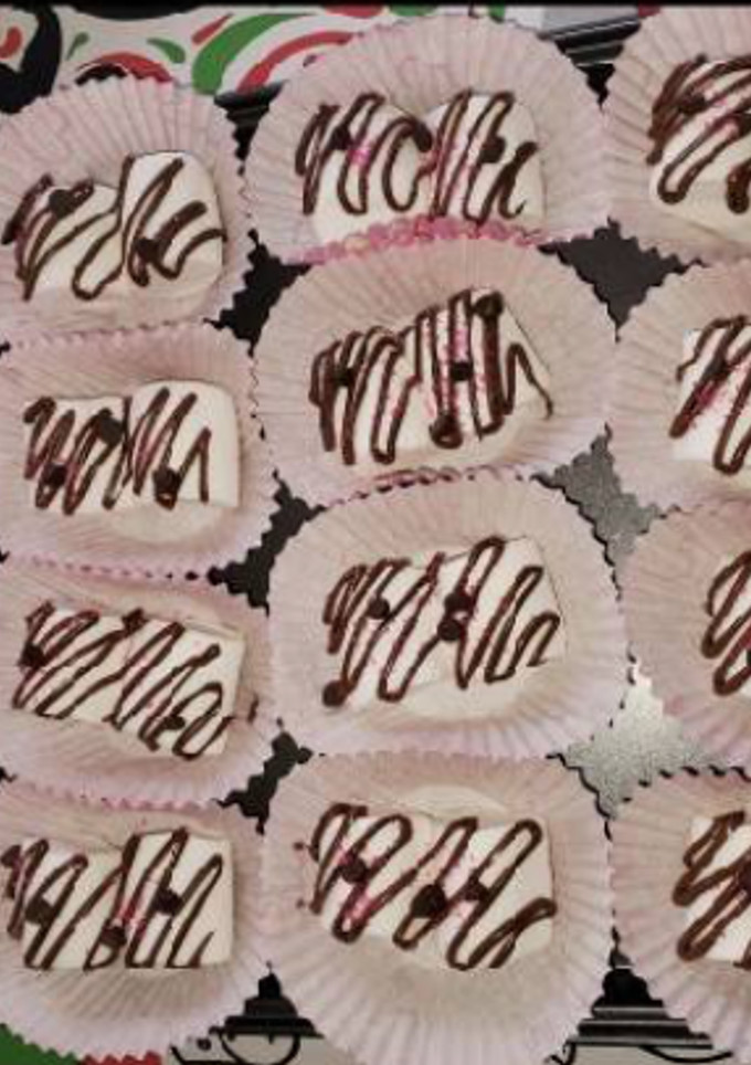 Una foto de Malvaviscos o marshmallows con topping de chocolate