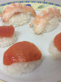 Una foto de Niguiris de salmón y langostinos 🍣