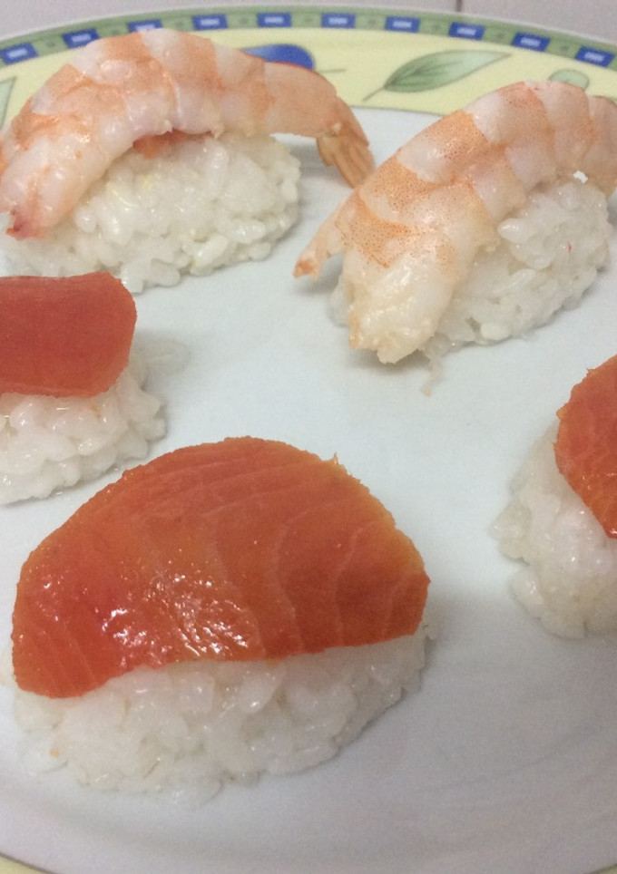 Una foto de Niguiris de salmón y langostinos 🍣