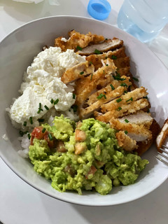Una foto de Poke de pollo