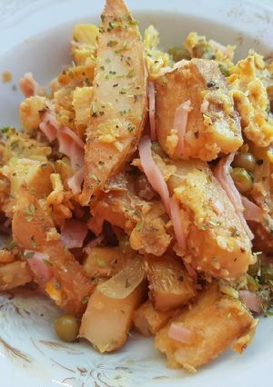 Una foto de Revuelto con papas, huevo, jamón y arvejas