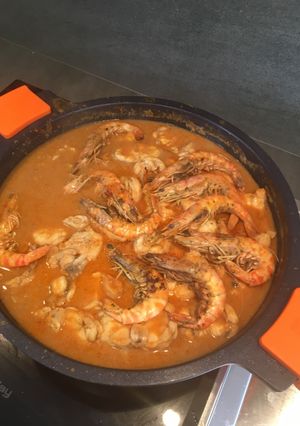 Una foto de Rape al all cremat 😋😋😋con langostinos flameados