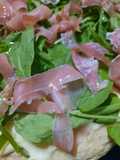 Pizza casera con rúcula y jamón crudo