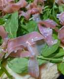 Pizza casera con rúcula y jamón crudo