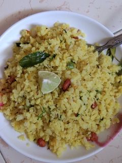 पोहे (pohe recipe in marathi) रेसिपी चे मुख्य फोटो