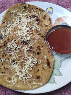 ચીઝ પરાઠા (cheese paratha recipe in Gujarati) રેસીપી મુખ્ય ફોટો