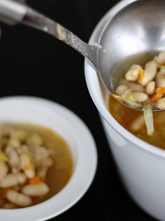 Una foto de Alubias con verduras