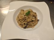 Una foto de risotto hongos y carne