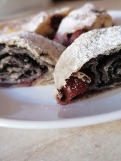 Meggyes-mákos és tehéntúrós húzott rétes recept fotója