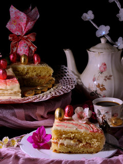 Una foto de Tarta de Pascua Victoria al Chocolate Blanco