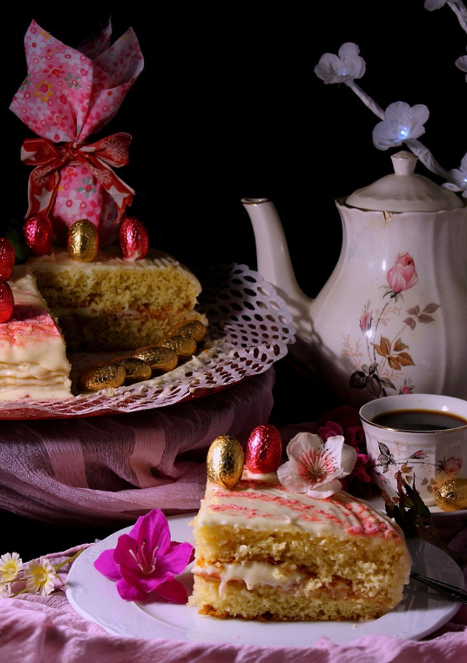 Una foto de Tarta de Pascua Victoria al Chocolate Blanco