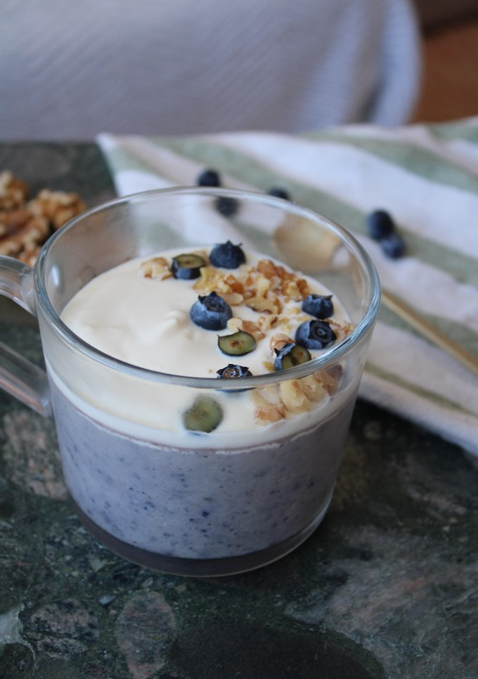 Una foto de Avena fresquita estilo cheesecake de arándanos