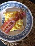 Huevos revueltos con Bacon Ahumado