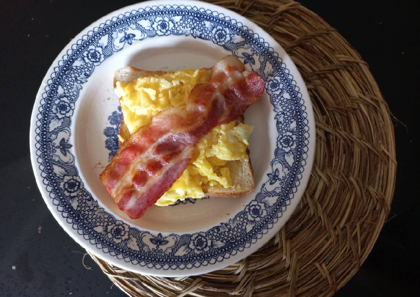 Huevos revueltos con Bacon Ahumado