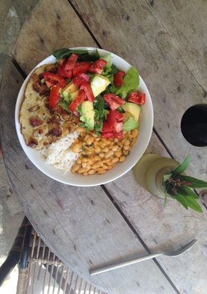 Una foto de Tortita de plátano con arroz, ensalada y alubias