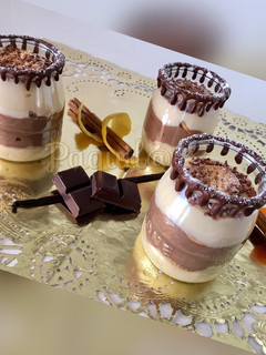 Una foto de Vasitos de crema de vainilla-naranja-chocolate con mini Marías